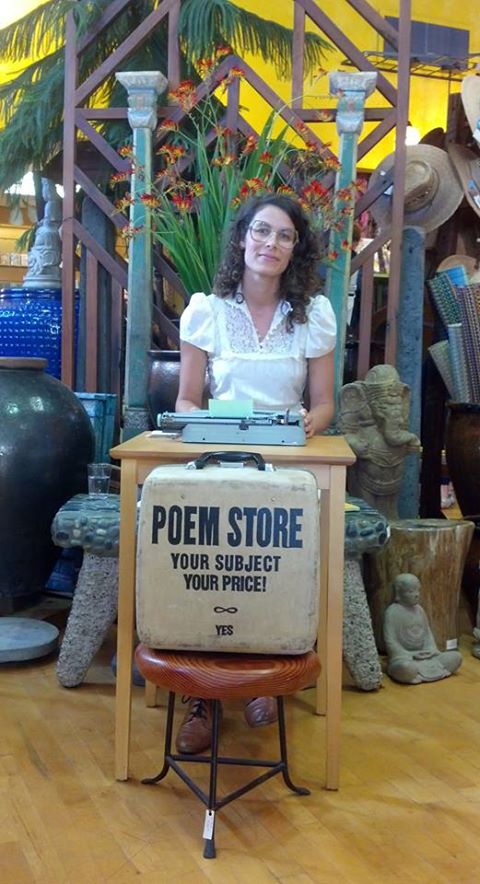 Jacquelin Suskin chờ khách mua thơ tại một tiệm bán hàng lưu niệm ở Arcata, Bắc California. (Facebook)